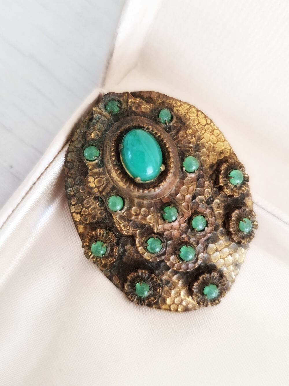 Antique Hammered Gold-tone Two-Layered Oval Jade Peking Glass Dress Clip